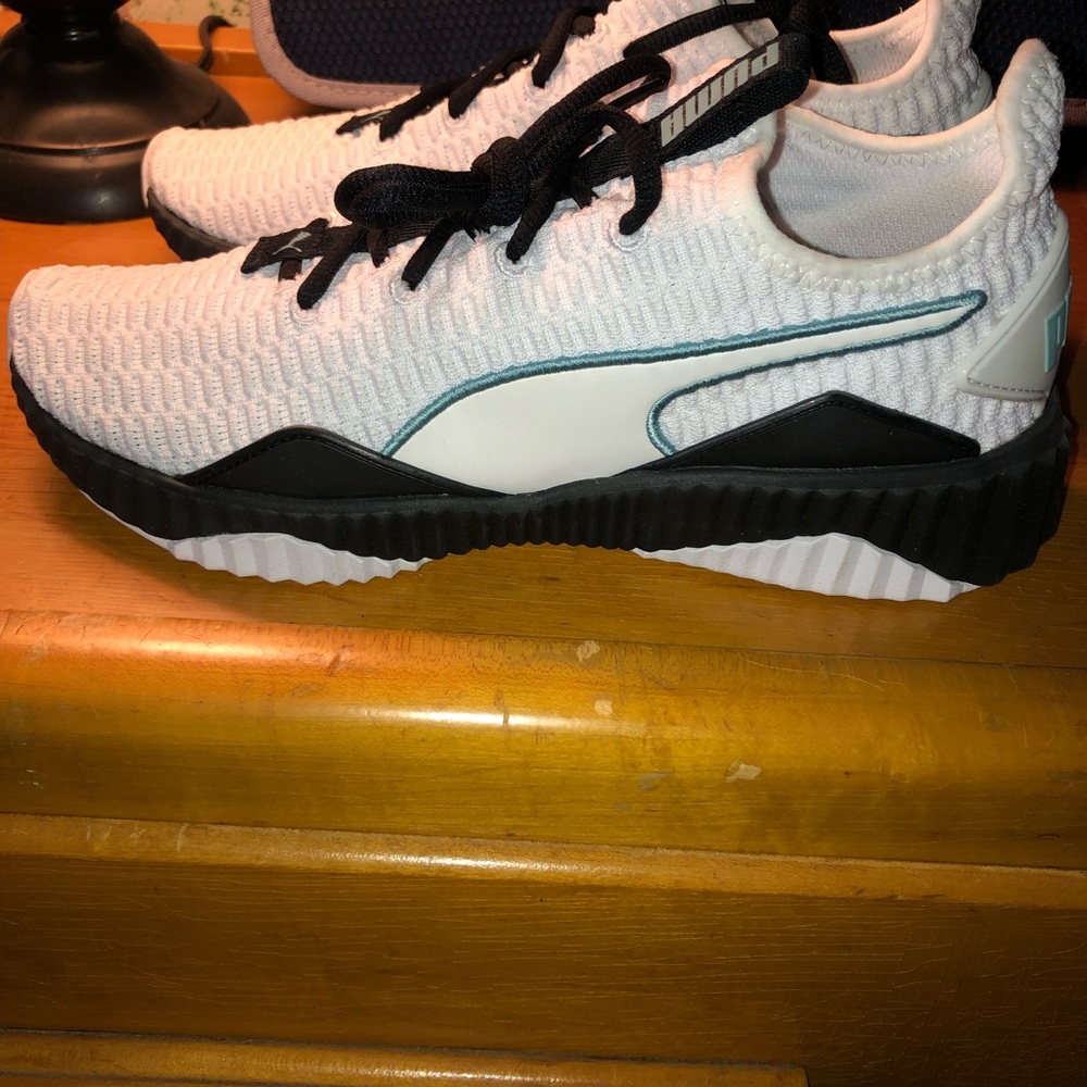 Woman’s puma sneaker